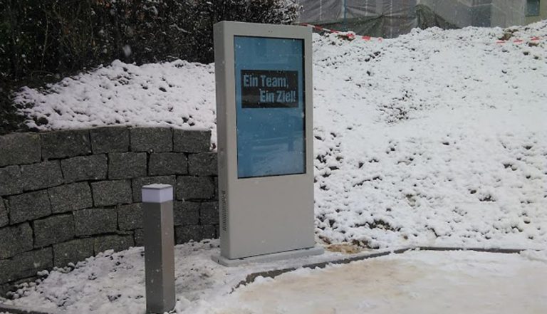 utdoor Info-Stele OIS-BL-2 installiert | Digitale Patienteninformation im Aussenbereich Vor einer Gemeinschaftspraxis in der Schweiz wurde dieser Tage durch business-light eine digitale Outdoor-Info-Stele installiert