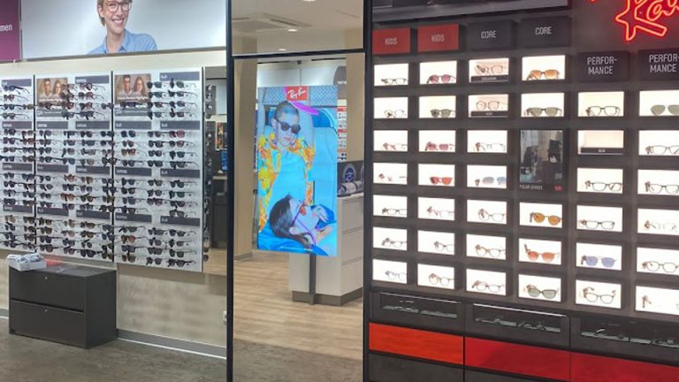 Informationsterminals / Touch Display bei Optiker