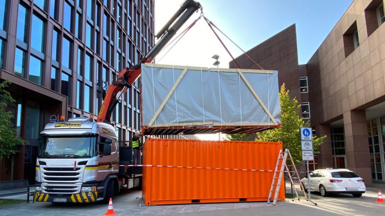 Container mit LED Screen