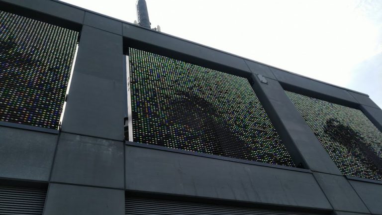 Grossformatige 3 –  Seitige LED-Medienfassade