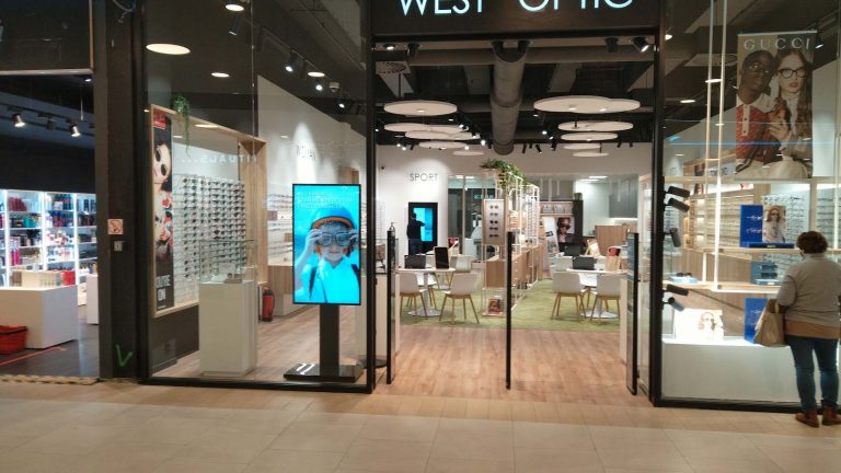 1. Optiker in Brüssel mit Touch-Terminal eingerichtet